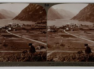 Landsbytak og solfylte enger ved den smale og fjellsteile Sørfjorden (1905)