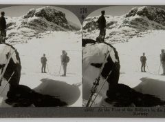På skitur ved foten av Bitihorn i Jotunheimen (1906)