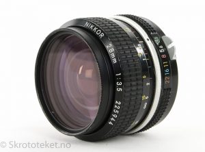 Nikon Nikkor 28mm f3.5 (manuell fokus)
