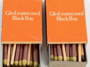 STORM-Stikker med reklame for Black Boy