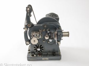 Paillard-Bolex Model C – 16mm filmfremviser (1930) med original koffert