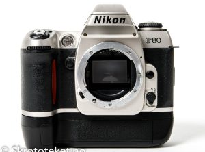 Nikon F80 (Silver) med MB-16 (2000)