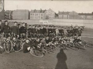 KRISTIANIA – Gruppe med syklister (LYN, 1910-1915)